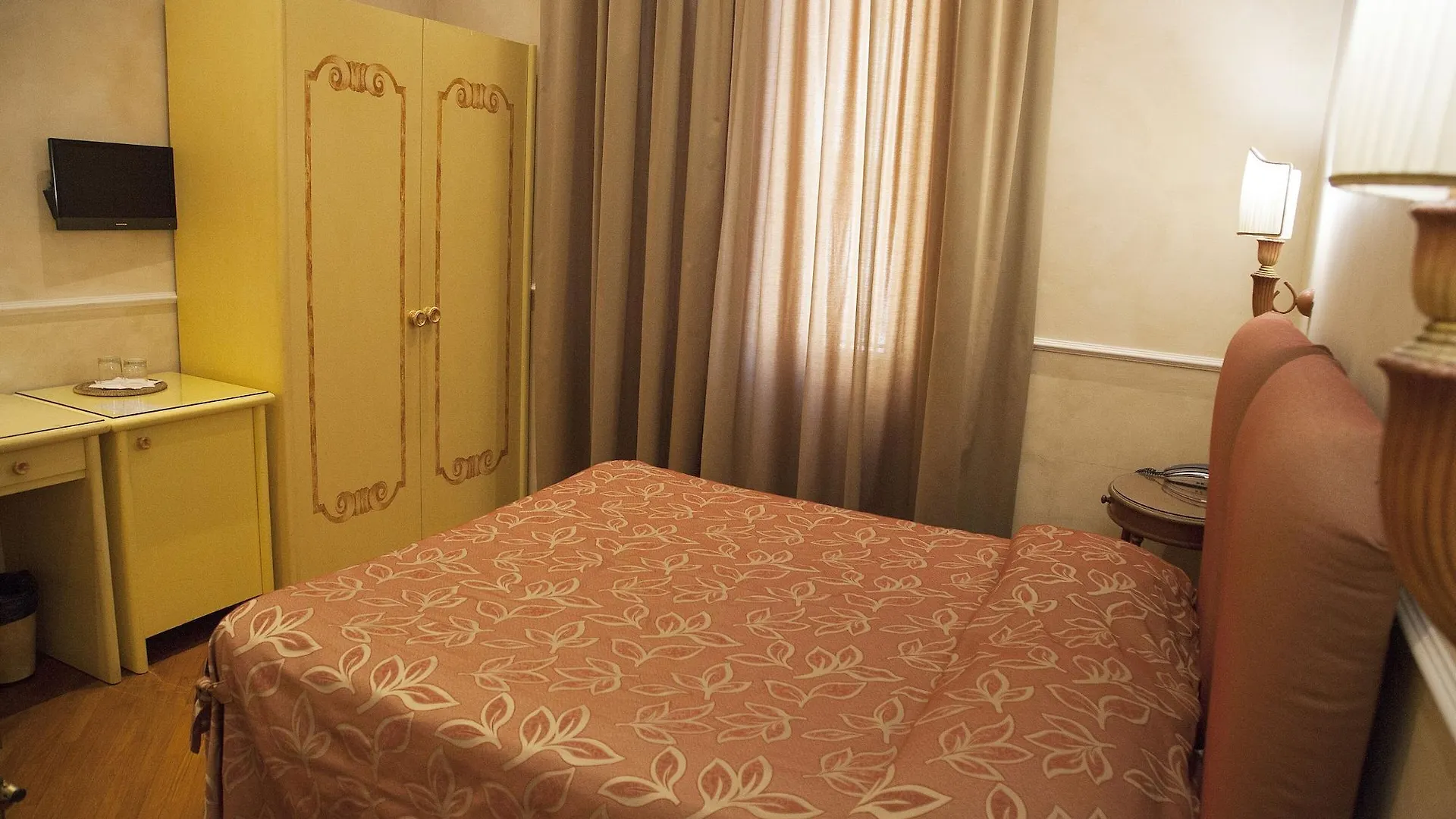Hotel Aurora Florence 3*,  Italy